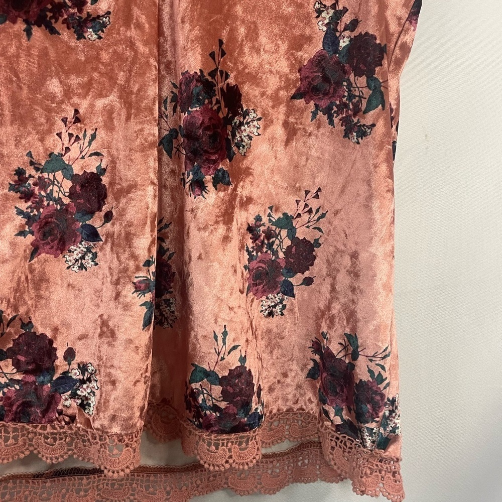 Altar’d State feud velvet sleeveless blouse in peach. So cute with a lace trim. - Picture 2 of 4